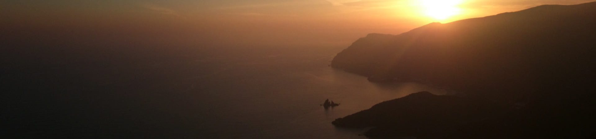 Encostado<br> à serra da Arrábida…